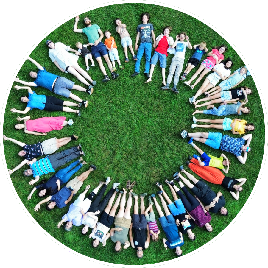 Famille souriante en plein air